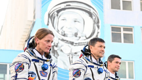 Deux Cosmonautes Russes Et Une Astronaute Am Ricaine D Collent De